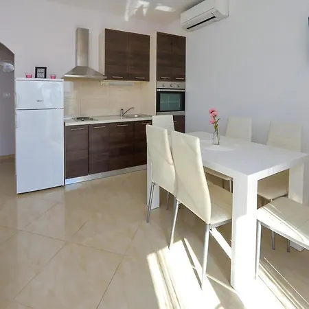 Bane Dvori 比比涅