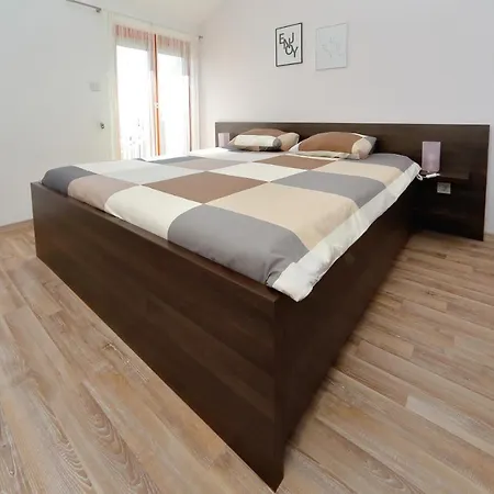 Bane Dvori 公寓 比比涅