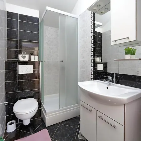 Bane Dvori 比比涅