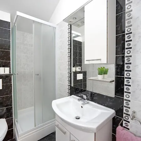 Bane Dvori 比比涅