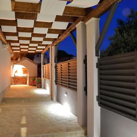 Bane Dvori * 比比涅