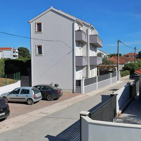 Bane Dvori 比比涅