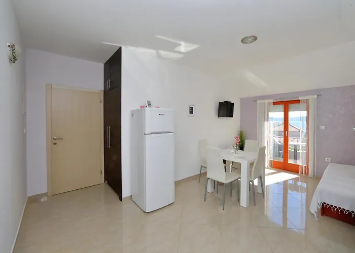 アパート Bane Dvori ビビニェ